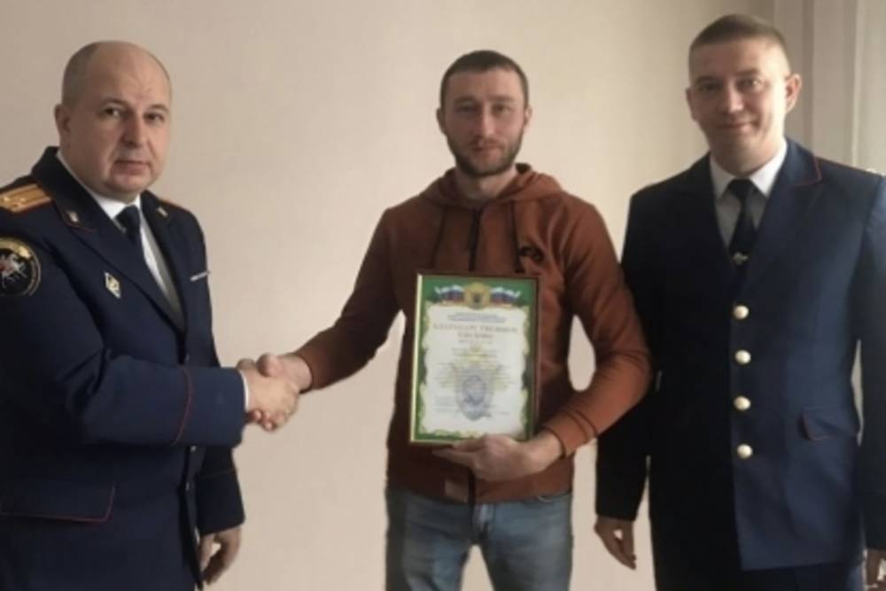 В Красноярске следователи наградили мужчину, спасшего ребенка от пьяного соседа с ножом