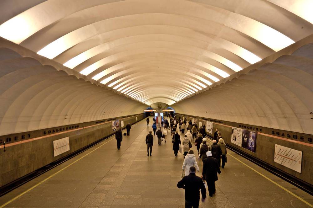 Растлевавшего школьницу в петербургском метро мужчину ищет полиция