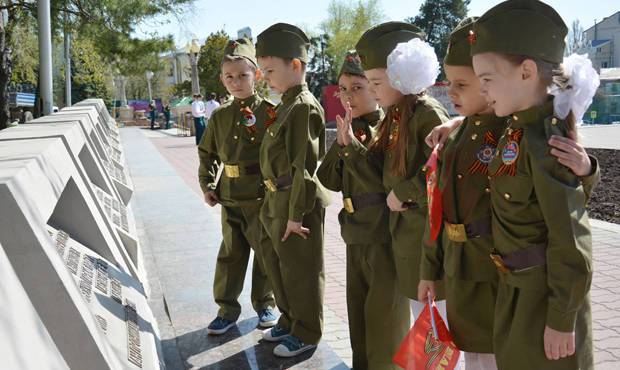 Мэрия Москвы закупает для учащихся школ солдатскую форму времен ВОВ