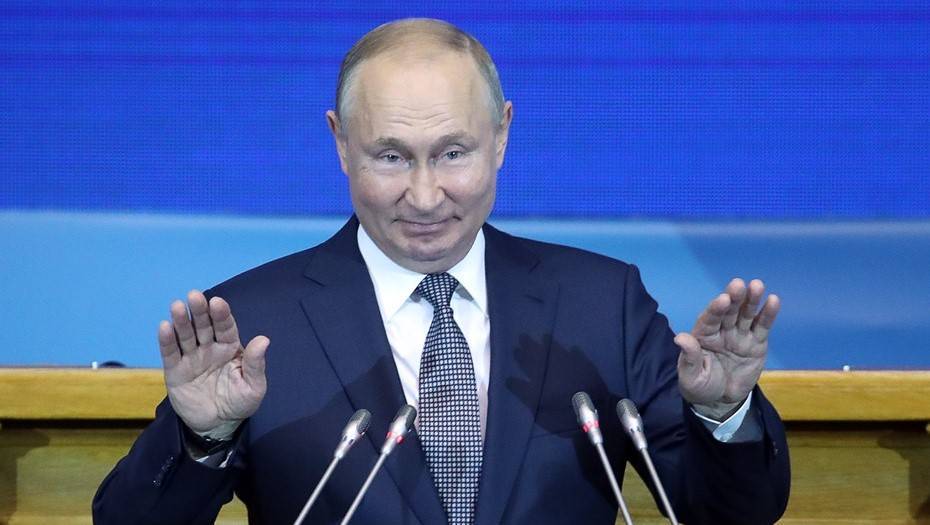 Путин выступил на женском форуме в Петербурге