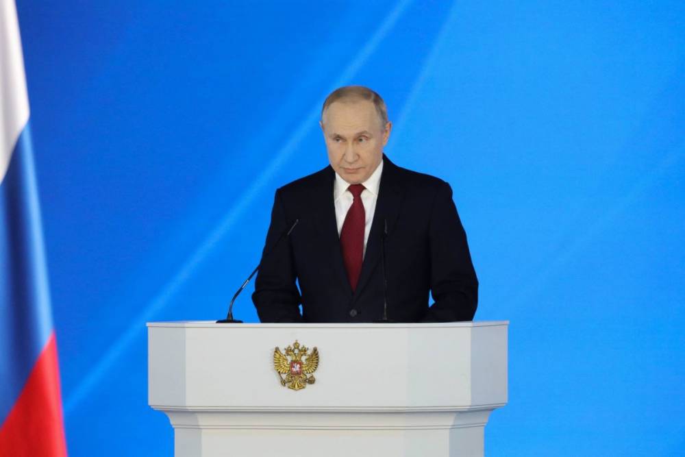 Путин заявил о весомой роли женщин в решении новых задач общества