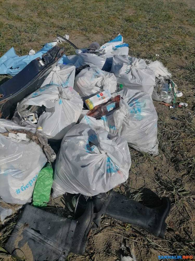 Сахалинцы оставили кучу мусора в устье Найбы после экологической акции
