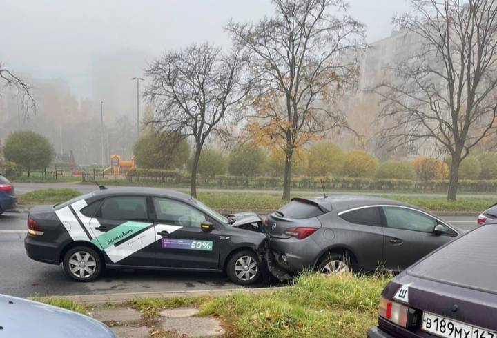 В Петербурге водитель каршеринга смял чужую машину и сбежал с места ДТП