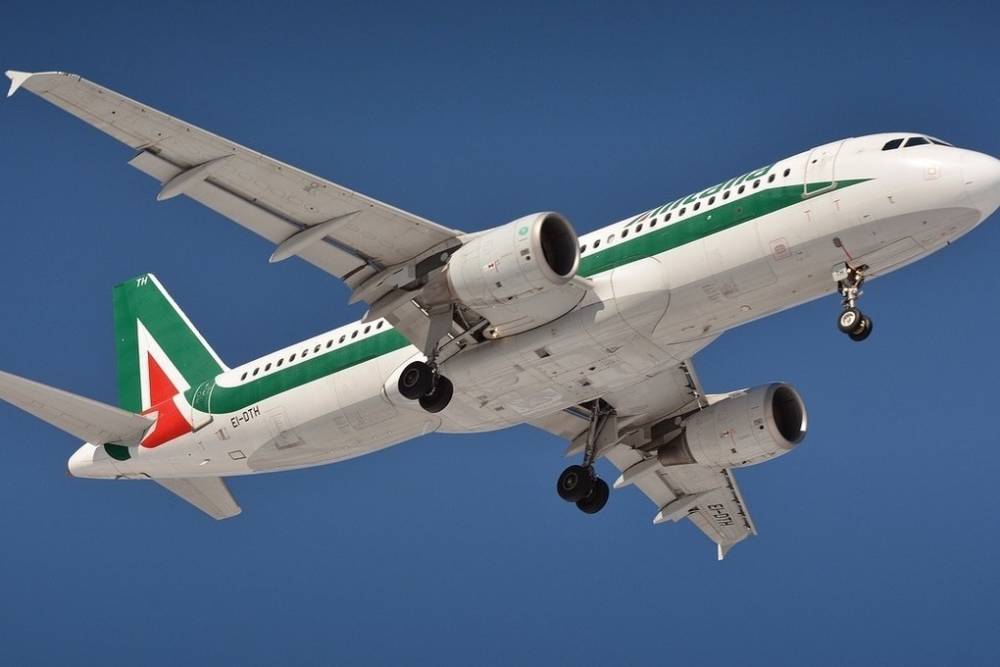 Крупнейшая авиакомпания Италии Alitalia закроется из-за банкротства