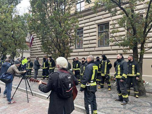 Пожарные Латвии вышли к Сейму