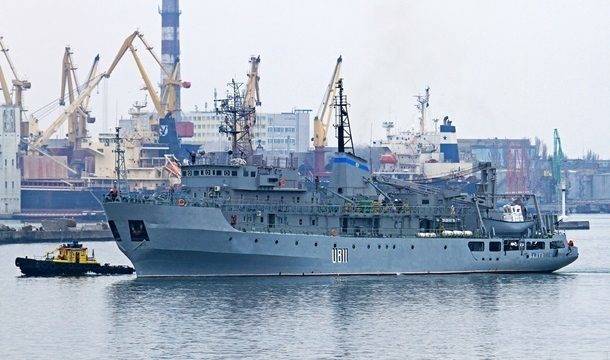 Потерпевшее бедствие судно ВМС Украины буксируют в Одессу