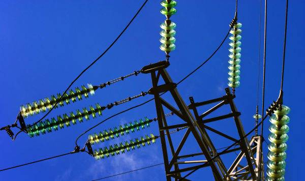Ток бежит по проводам: в Латвии выделят пособия на электричество