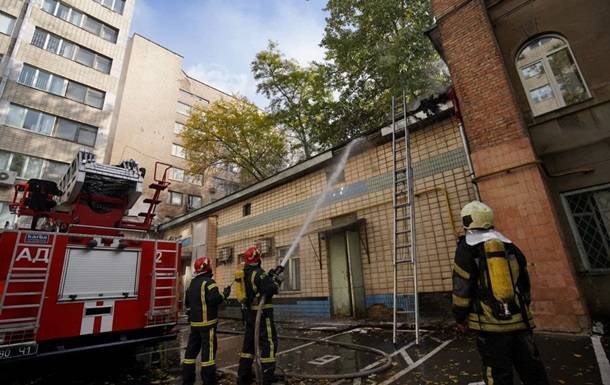 В Киеве эвакуировали людей из-за пожара на территории Института урологии