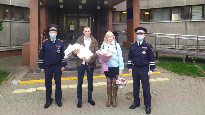 Малыш появился на свет: сотрудники ГИБДД Москвы доставили роженицу в больницу