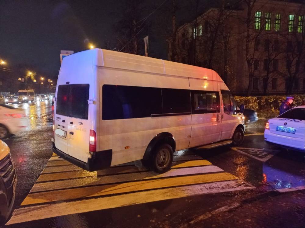 В Твери водитель микроавтобуса сбил переходившую дорогу женщину
