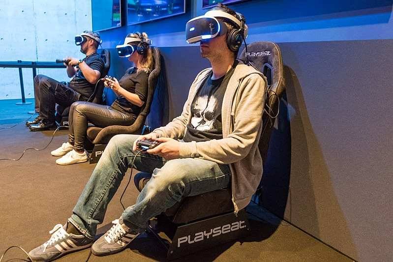 Sony подарит владельцам очков виртуальной реальности PS VR три игры