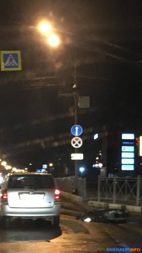 Вечером в Южно-Сахалинске столкнулись автомобиль и скутер
