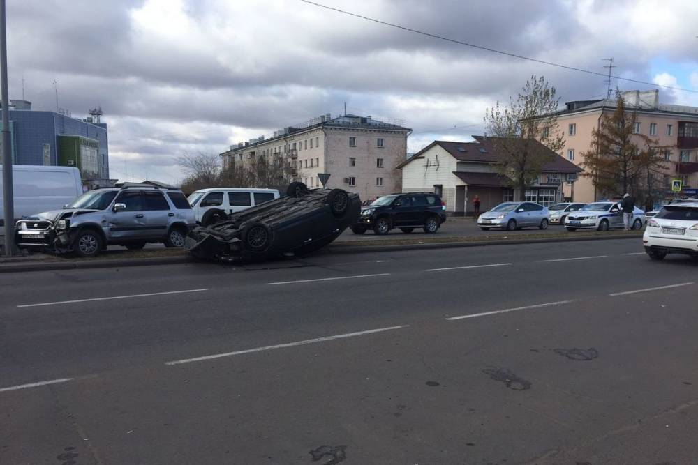 В Улан-Удэ при столкновении на улице Борсоева перевернулась машина