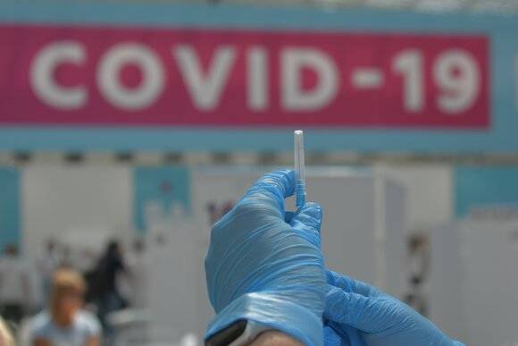 В Госдуме считают, что вакцинации от COVID-19 мешает «психологический колпак»
