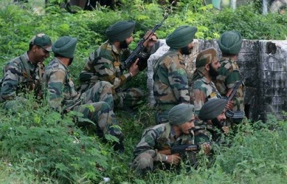 Двое индийских военных погибли в бою с террористами на севере Индии