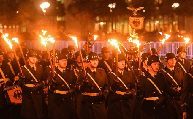 «Повторно травмируют мир»: немцы шокированы факельным шествием бундесвера у Рейхстага