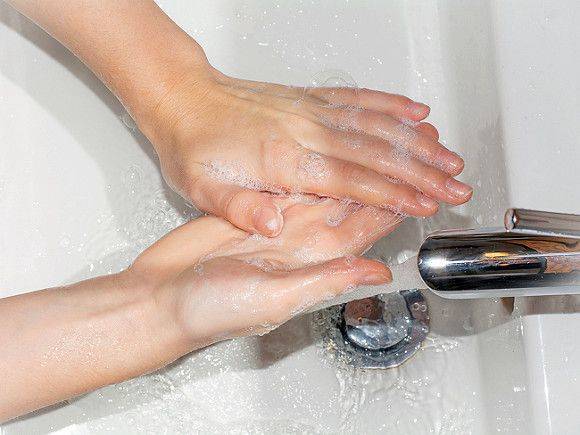 «Может вызвать рак»: дерматолог Скорогудаева предупредила о неочевидной опасности слишком частого мытья рук