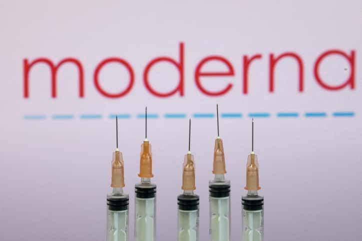 В Японии хотят запретить вакцинировать молодых мужчин препаратом Moderna и мира
