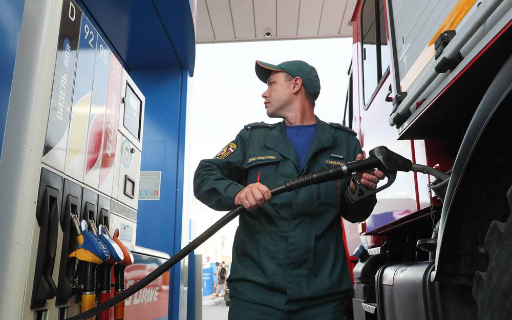 Бензин на АЗС сейчас мог бы стоить на 10 рублей больше