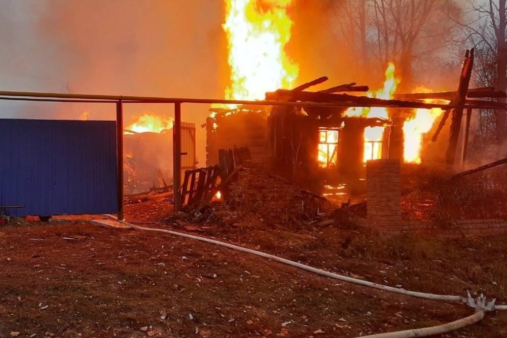 Неосторожный курильщик сжег дом с постройками в Чувашии