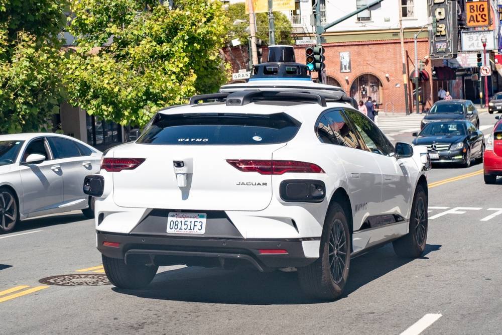 Беспилотные автомобили Waymo ежедневно штурмуют тупиковую улицу в Сан-Франциско — местные жители жалуются на шум и пробки