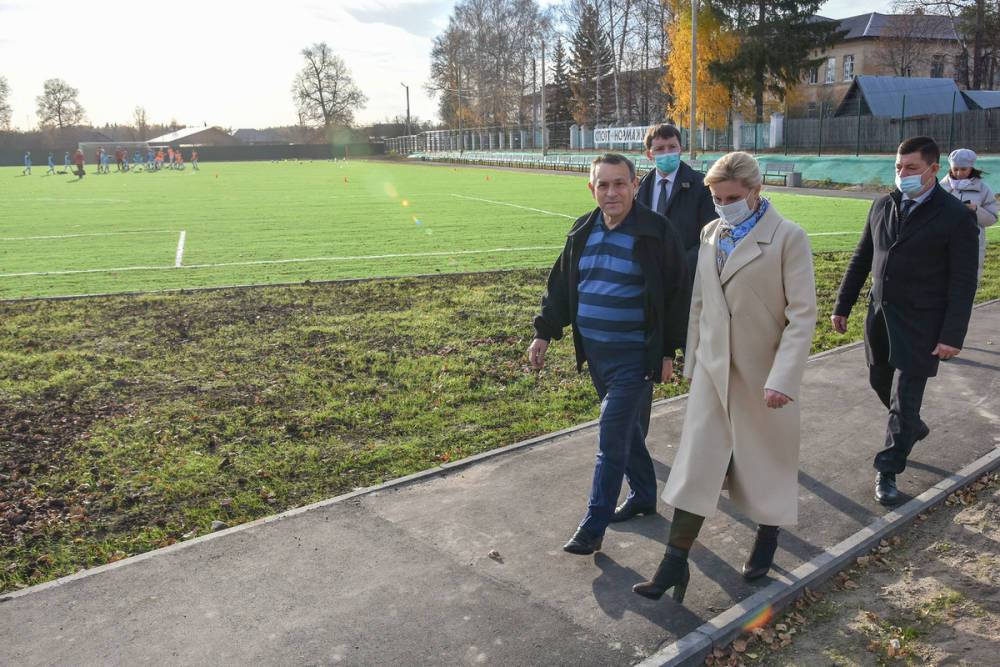 Глава Марий Эл побывал на новом футбольном поле в Красногорском
