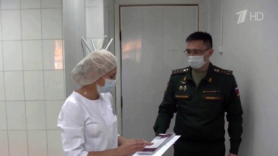 В Хабаровском крае и Новосибирске военнослужащие и их семьи проходят вакцинацию от COVID-19