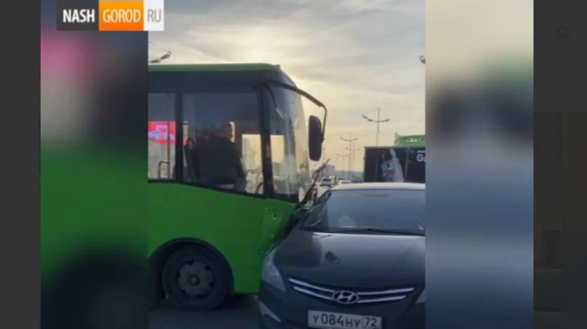 В Тюмени у Галереи Вояж автобус влетел в легковушку