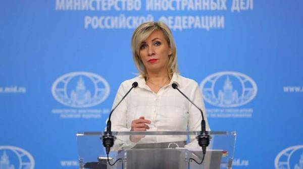 Задержавшая на Конгресс соотечественников Захарова заявила о “крестовом походе” против РФ