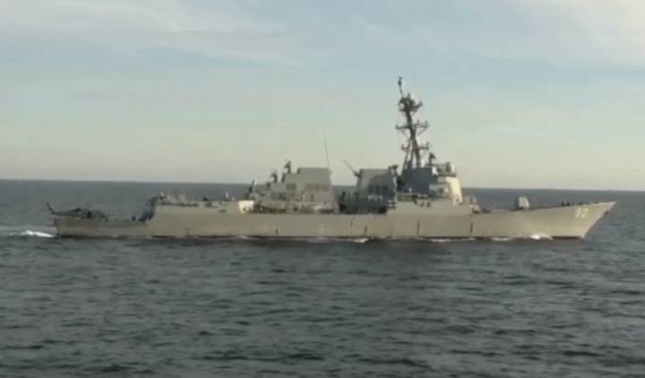 Минобороны опубликовало видео операции по вытеснению эсминца США