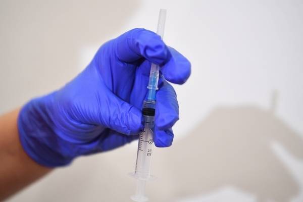 Врач-инфекционист призвал не торопиться с массовой вакцинацией детей от COVID-19