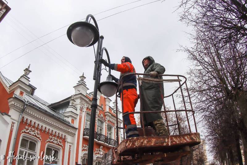 В Смоленске на улице Маяковского начался монтаж фонарей уличного освещения