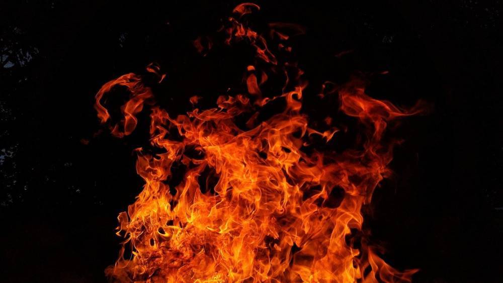 На северо-востоке Петербурга в результате пожара пострадала женщина