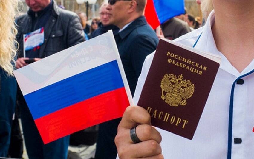 Мы могли всю Украину давно принять в гражданство РФ – Калашников