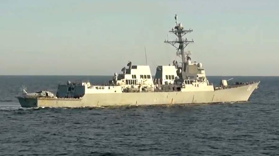 Контр-адмирал отреагировал на попытку эсминца США нарушить границу с Россией