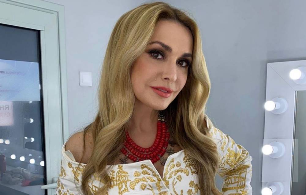 55-летняя Ольга Сумская в золотом платье с вырезом поразила видом на публике: кадры