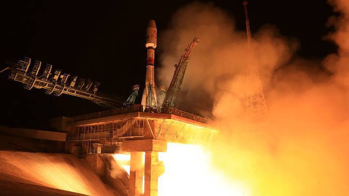 Китай отправил к орбитальной станции корабль с тремя космонавтами
