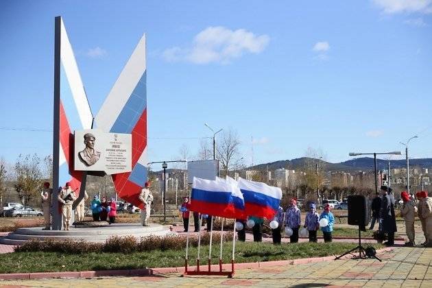 Новый памятник Героям России открыли перед комплексом «Мегаполис-Спорт»