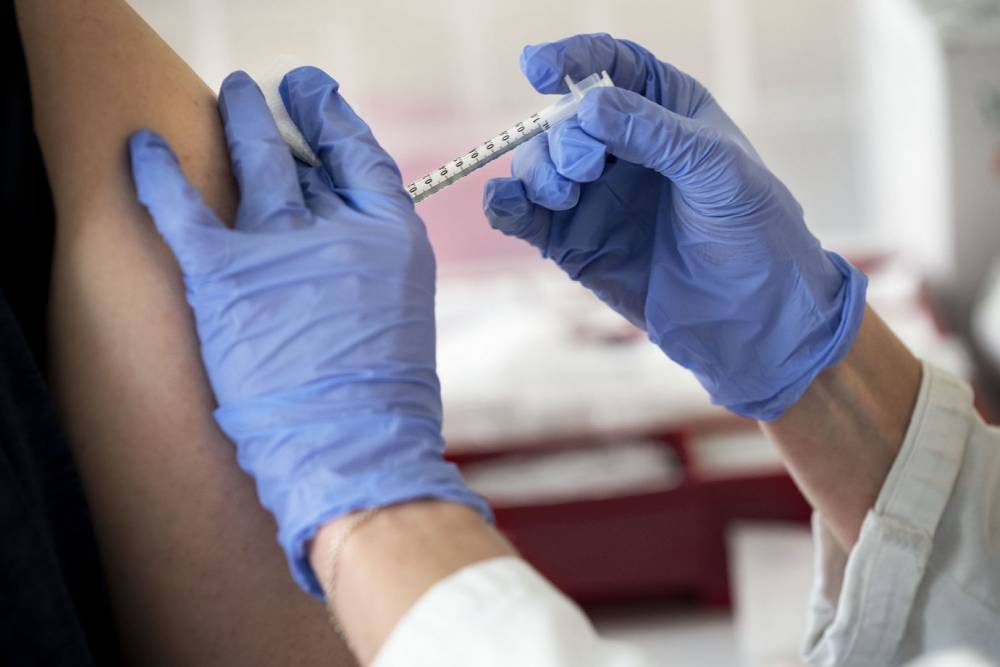 Вакцинация от коронавируса снижает риск госпитализации в десятки раз