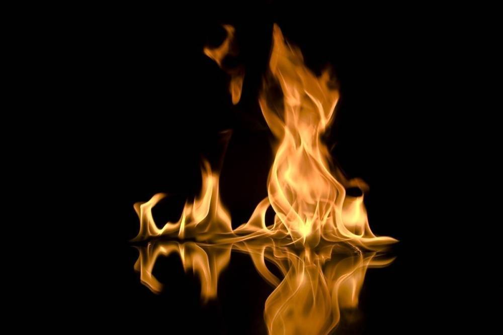 Подросток сжег дом, воспользовавшись дезодорантом рядом со свечой