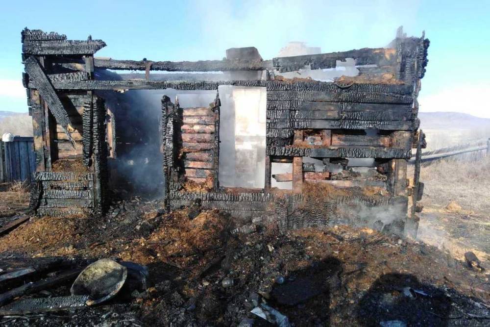 При разборе завалов в сгоревшем доме в Бурятии обнаружили тело