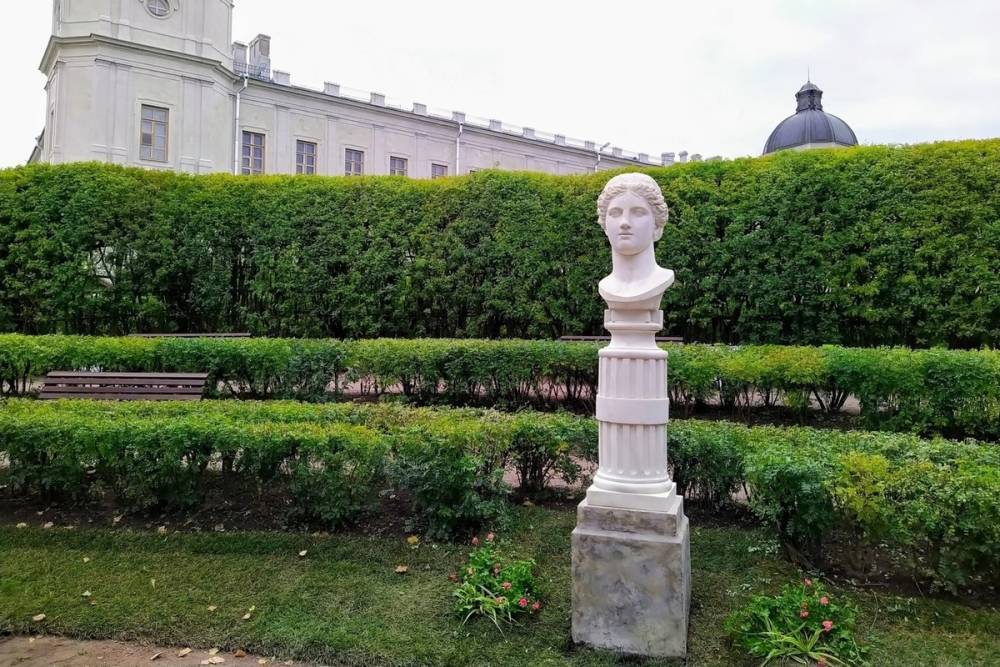 Мраморные статуи в Гатчинском парке укрыли деревянными футлярами