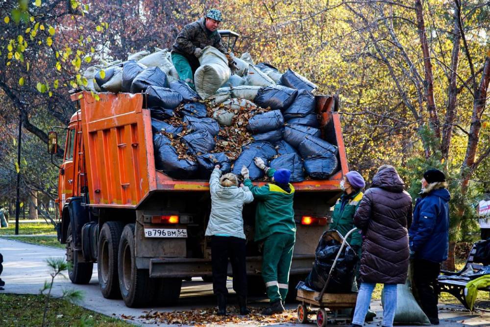 КАМАЗ мусора вывезли с общегородского субботника в Новосибирске
