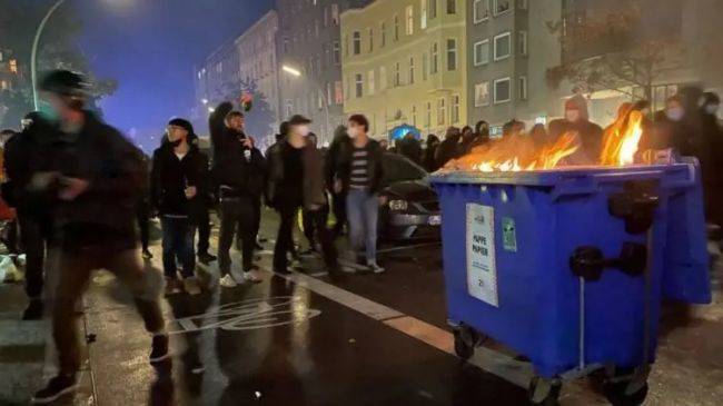 В Берлине «новые хиппи» устроили протест, поджигая мусорные баки
