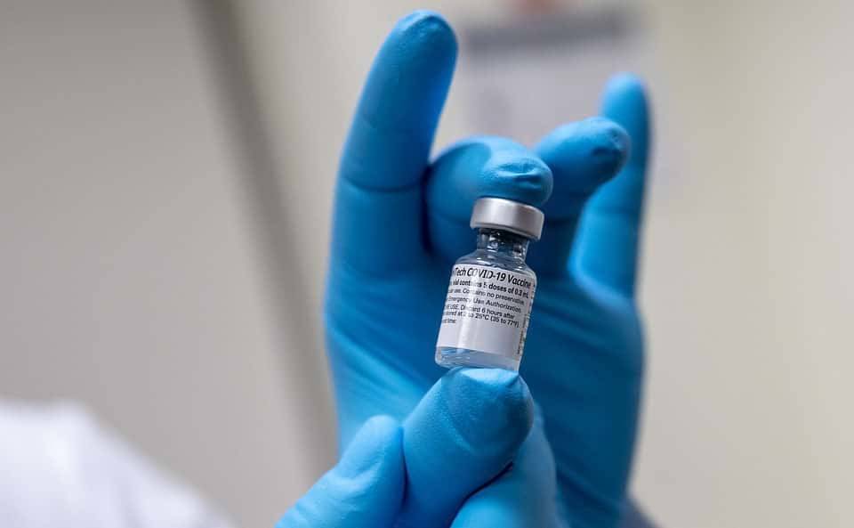 Ученые сравнили иммунный ответ, вызванный тремя вакцинами COVID-19 и мира