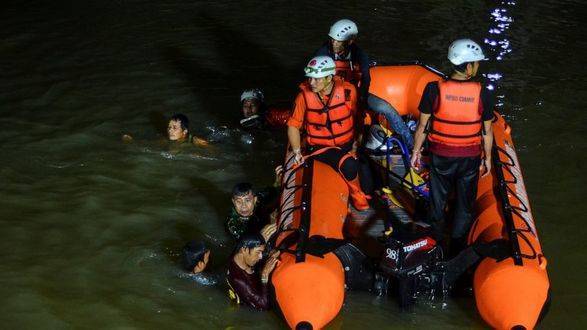В Индонезии на реке утонули 11 школьников