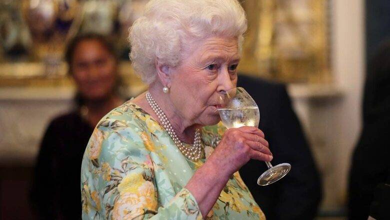 Никакого мартини! Доктора 95-летней королевы Елизаветы запретили ей выпивать