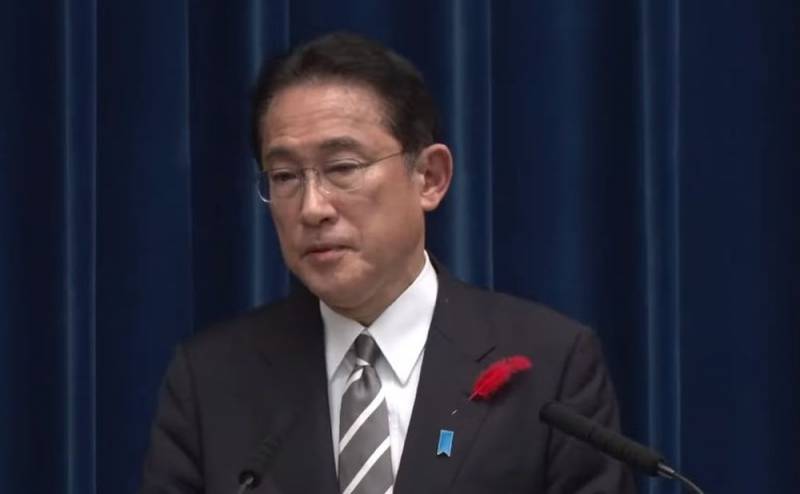Японский премьер допустил возможность нанесения удара по военным базам противника