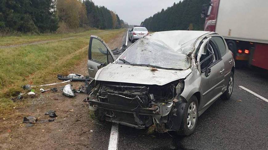 В Ошмянском районе легковушка выехала на встречку для обгона и опрокинулась