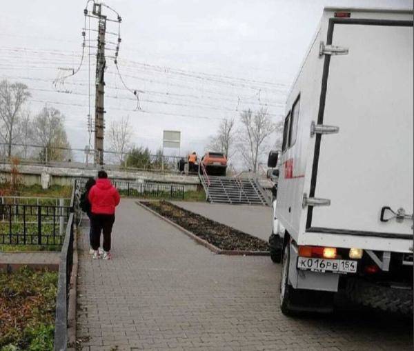 Водитель «Нивы» заехал на перрон и подрался с рабочими станции в селе под Новосибирском